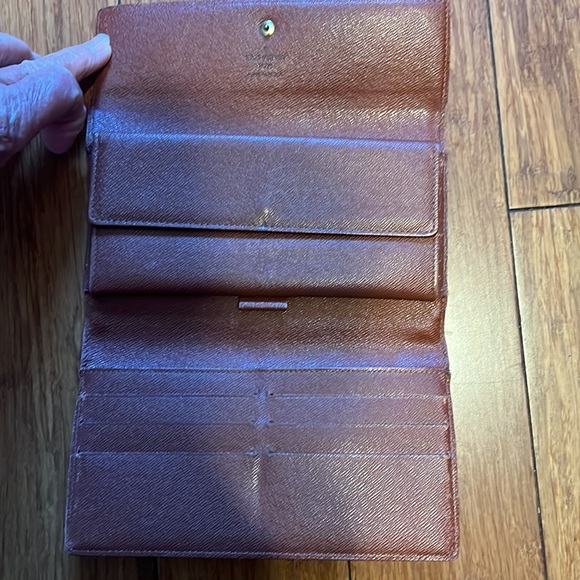 Louis Vuitton - Picture 4 of 9